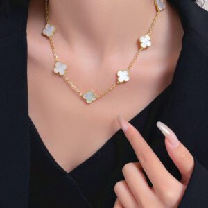 Van Cleef & Arpels Alhambra Four Leaf Lucky Series Fashionable, Simple and Comfortable 18k Yellow Gold Necklace for Women