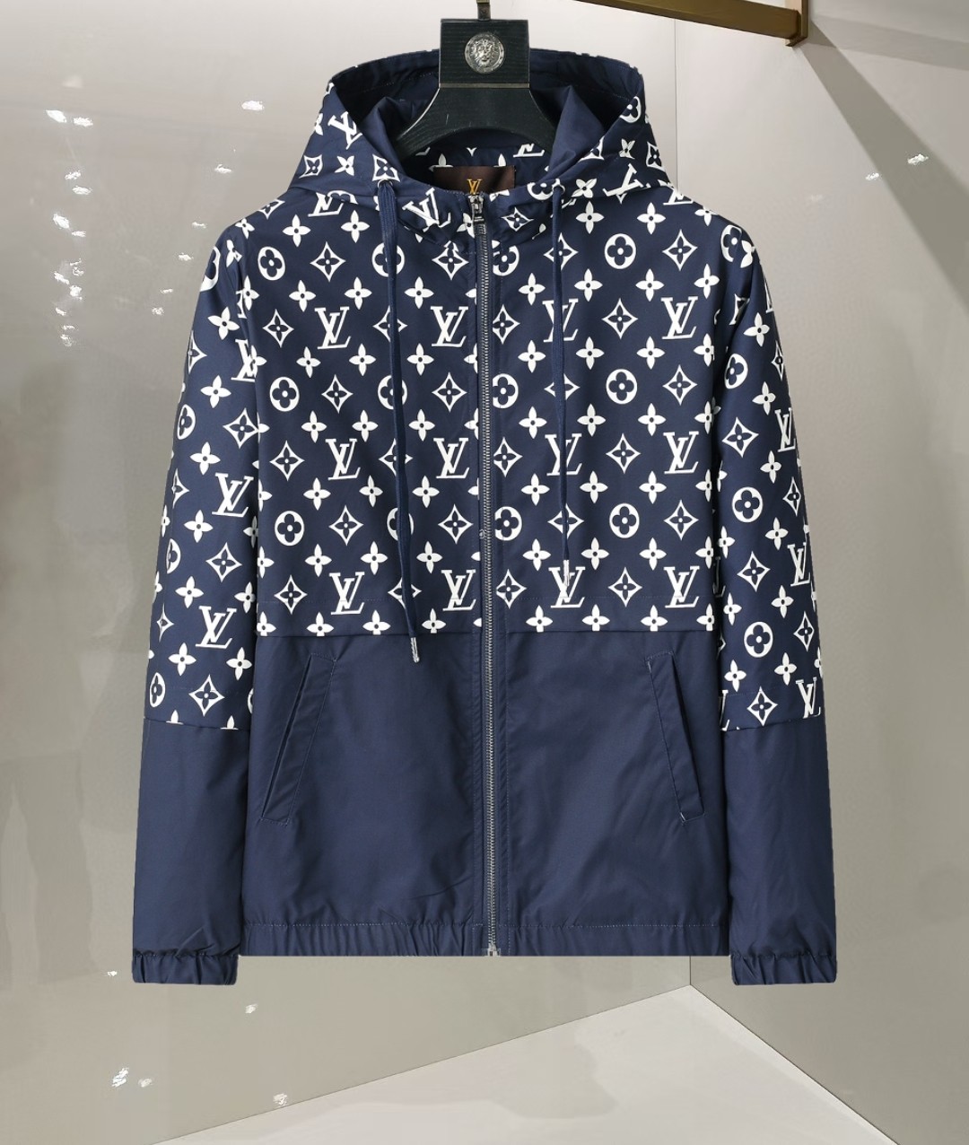Louis Vuitton Lv 25's latest men's jacket, the color combination is classic and youthful, reshaping the new design style and showing a bold and confident brand design concept. - Image 3