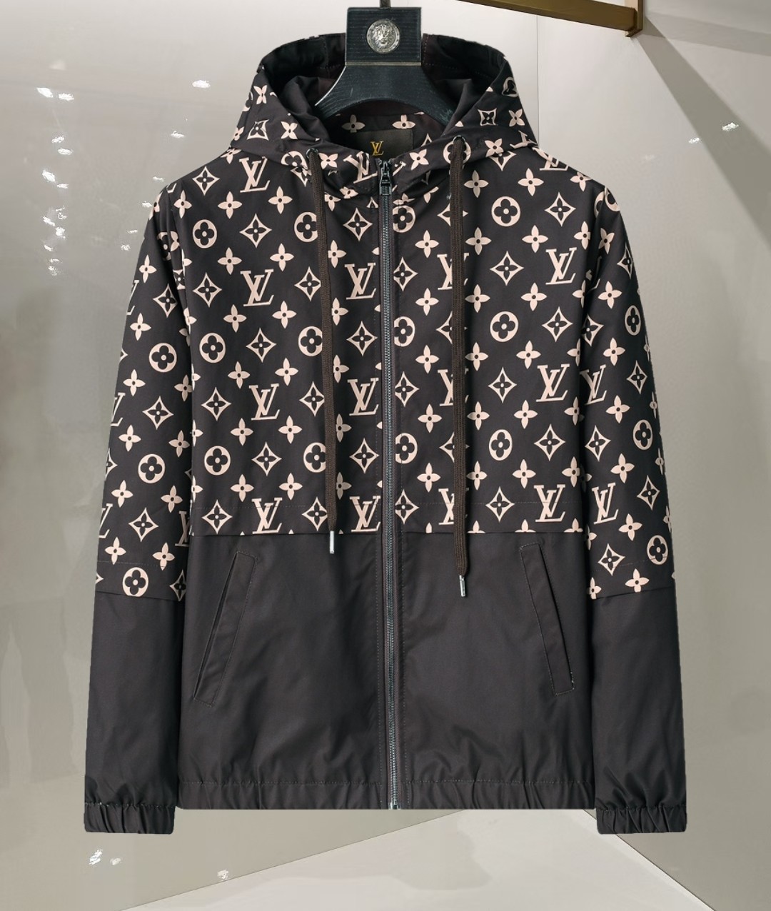Louis Vuitton Lv 25's latest men's jacket, the color combination is classic and youthful, reshaping the new design style and showing a bold and confident brand design concept. - Image 2