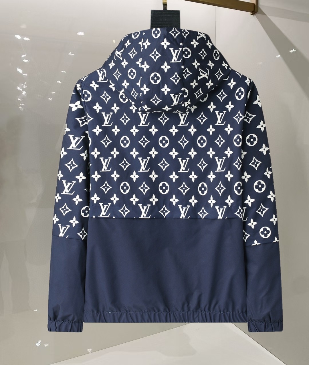 Louis Vuitton Lv 25's latest men's jacket, the color combination is classic and youthful, reshaping the new design style and showing a bold and confident brand design concept. - Image 4