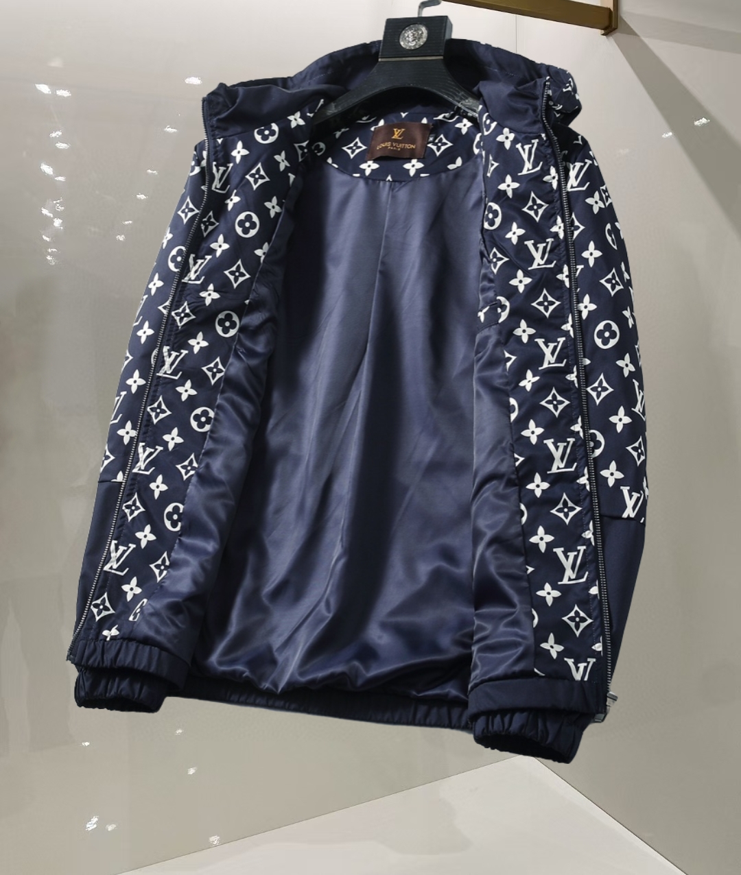 Louis Vuitton Lv 25's latest men's jacket, the color combination is classic and youthful, reshaping the new design style and showing a bold and confident brand design concept. - Image 5